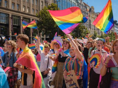 Prag, Çek Cumhuriyeti - 12 Ağustos 2023: Prag Onur Festivali Geçidi. Gökkuşağı ve diğer LGBTQ özellikleri ile parlak ve mutlu geçit ziyaretçileri, kalabalık sahnede performansı seviyor