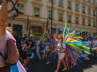 Prag, Çek Cumhuriyeti - 12 Ağustos 2023: Prag Onur Festivali Geçidi. Gey gururu sırasında renkli balonları olan kadınlar ve erkekler müzik enstrümanları çalıyor