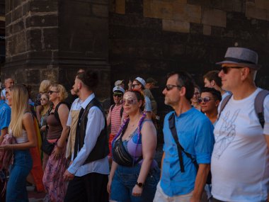 Prag, Çek Cumhuriyeti - 12 Ağustos 2023: Eski şehir merkezinde gurur ayı. Prag Onur Festivali Geçidi. Festivale farklı kostümlerle katılanlar, törenin başlangıcı