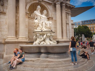 Wien, Avusturya - 28 Temmuz 2023: Yaz günü şehir merkezi. Avusturya 'nın popüler turistik merkezi. Antik barok mimarisi