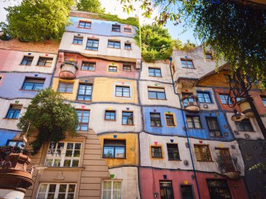 Wien, Avusturya - 28 Temmuz 2023: Hundertwasser Haus Viyana, Avusturya. Viyana şehir merkezinde bir apartmanın renkli dekore edilmiş dış görünüşü.