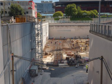 Viyana, Avusturya - 27 Temmuz 2023: Avusturya Merkezi ve BM binası yakınlarındaki alanlardan birinde inşaatçılarla birlikte inşaat sahası