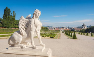 Wien, Avusturya - 28 Temmuz 2023: Belvedere yakınlarına park edin, güneşli bir günde heykeller ve peyzaj unsurlarıyla