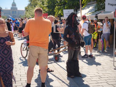 Prag, Çek Cumhuriyeti - 12 Ağustos 2023: Prag Onur Festivali Geçidi. Gökkuşağı ve diğer LGBTQ özellikleri ile parlak ve mutlu geçit ziyaretçileri