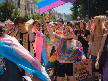 Prag, Çek Cumhuriyeti - 12 Ağustos 2023: Prag Onur Festivali Geçidi. Gökkuşağı ve diğer LGBTQ özellikleri ile parlak ve mutlu geçit ziyaretçileri.