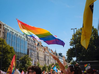 Prag, Çek Cumhuriyeti - 12 Ağustos 2023: Prag Onur Festivali Geçidi. Eşcinsel gururu sırasında Old Town Meydanı 'nda renkli gökkuşağı bayrakları ve balonlar