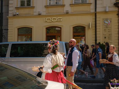 Prag, Çek Cumhuriyeti - 12 Ağustos 2023: Eski şehir merkezinde gurur ayı. Ulusal Çek kostümlü güzel insanlar