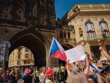 Prag, Çek Cumhuriyeti - 12 Ağustos 2023: Eski şehir merkezinde gurur ayı. Prag Onur Festivali Geçidi. Festivale farklı kostümlerle katılanlar, törenin başlangıcı