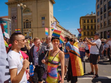 Prag, Çek Cumhuriyeti - 12 Ağustos 2023: Eski şehir merkezinde gurur ayı. Prag Onur Festivali Geçidi. Festivale farklı kostümlerle katılanlar, törenin başlangıcı