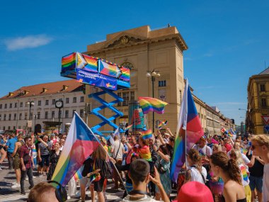 Prag, Çek Cumhuriyeti - 12 Ağustos 2023: Eski şehir merkezinde gurur ayı. Prag Onur Festivali Geçidi. Festivale farklı kostümlerle katılanlar, törenin başlangıcı