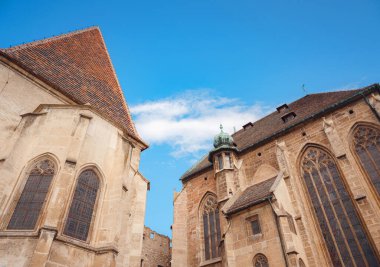 Perchtoldsdorf, Avusturya - 22 Temmuz 2023 Pfarrkirche hl. Augustinus Katolik Kilisesi, 15. ve 16. yüzyılda inşa edilmiş. Perchtoldsdorf kasabası, Moedling bölgesi, Aşağı Avusturya.