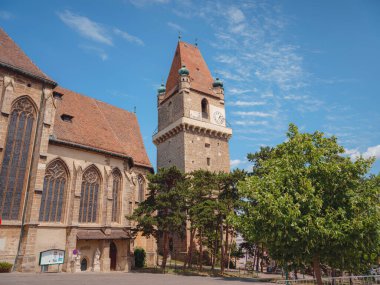 Perchtoldsdorf, Avusturya - 22 Temmuz 2023. 15. ve 16. yüzyılda inşa edilmiş müstahkem kulesi olan tarihi bir şehir. Perchtoldsdorf kasabası, Moedling bölgesi, Aşağı Avusturya.