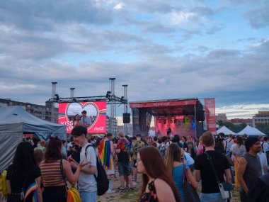 Prag, Çek Cumhuriyeti - 12 Ağustos 2023: Geleneksel Prag Gay Onur Yürüyüşü katılımcıları. Prag Onur Festivali Geçidi.