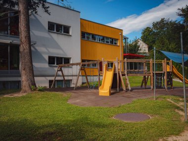 Perchtoldsdorf, Avusturya - 22 Temmuz 2023. 15. ve 16. yüzyılda inşa edilmiş müstahkem kulesi olan tarihi bir şehir. Perchtoldsdorf kasabası, Moedling bölgesi, Aşağı Avusturya.