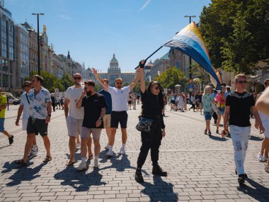 Prag, Çek Cumhuriyeti - 12 Ağustos 2023: Prag Onur Festivali Geçidi. Gökkuşağı ve diğer LGBTQ özellikleri ile parlak ve mutlu geçit ziyaretçileri