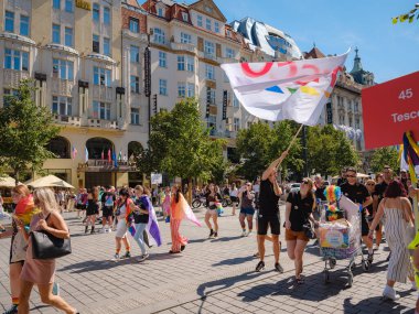 Prag, Çek Cumhuriyeti - 12 Ağustos 2023: Eski şehir merkezinde gurur ayı. Prag Onur Festivali Geçidi. Tesco Şirketi