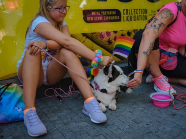 Prag, Çek Cumhuriyeti - 12 Ağustos 2023: Eski şehir merkezinde gurur ayı. Köpekli insanlar aşkı ve özgürlüğü kutluyor. LGBTQIAQ toplumuna destek, dayanışma.
