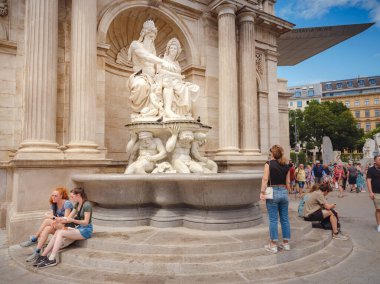 Wien, Avusturya - 28 Temmuz 2023: Yaz günü şehir merkezi. Avusturya 'nın popüler turistik merkezi. Antik barok mimarisi