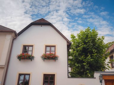 Perchtoldsdorf, Avusturya - 22 Temmuz 2023. 15. ve 16. yüzyılda inşa edilmiş müstahkem kulesi olan tarihi bir şehir. Perchtoldsdorf kasabası, Moedling bölgesi, Aşağı Avusturya.