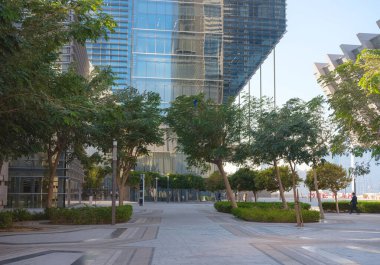 Abu Dabi, BAE - 11 Ocak 2024: El-Maryah Adası 'ndaki Abu Dabi Global Market' te binalar ve detaylar, kamusal alanlar. Abu-Dabi 'nin finans merkezi.