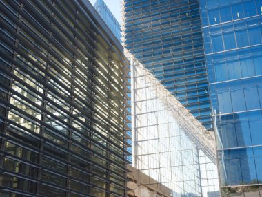 Abu Dabi, BAE - 11 Ocak 2024: El-Maryah Adası 'ndaki Abu Dabi Global Market' te binalar ve detaylar, kamusal alanlar. Abu-Dabi 'nin finans merkezi.