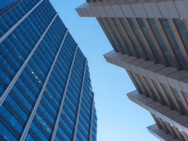 Abu Dabi, BAE - 11 Ocak 2024: El-Maryah Adası 'ndaki Abu Dabi Global Market' te binalar ve detaylar, kamusal alanlar. Abu-Dabi 'nin finans merkezi.