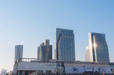 Abu Dabi, BAE - 11 Ocak 2024: El Reem Adası 'nda altyapısı ve kamusal alanları olan yeni bir konut ve ofis alanı inşaatı.