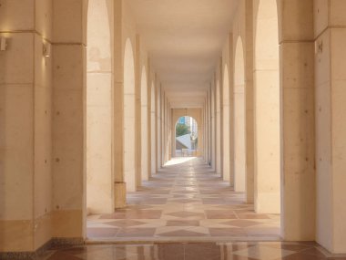 Kültür Vakfı 'nın dış görünüşü, Abu Dabi' deki Qasr Al Hosn Kalesi 'ndeki Arap Kültürü' nü ön plana çıkaran bir müze ve sergi salonu.