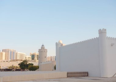 Abu Dabi şehrinin ünlü simgeleri, günbatımından sonra modern Qasr al Hosn miras müzesi.