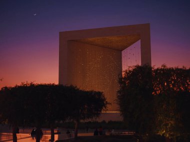 Abu Dabi, BAE - 13 Ocak 2024: Abu Dabi 'deki kurucular anıtı ve Etihad kuleleri. Modern mimari. Yıldızların parladığı akşam vakti.