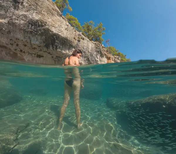 Denizde tropik tatil cennetinde bir kadın. Türk deniz kıyısında yaz tatili, Lycian Yolu 'nda plajlar, Türk Rivierası. Asyalı dişi su altı ve turkuaz okyanus çevresi.