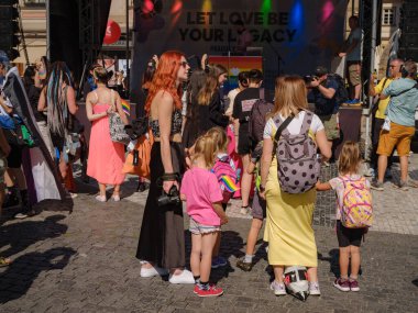 Prag, Çek Cumhuriyeti - 12 Ağustos 2023: Prag Onur Festivali Geçidi. Gökkuşağı ve diğer LGBTQ özellikleri ile parlak ve mutlu geçit ziyaretçileri