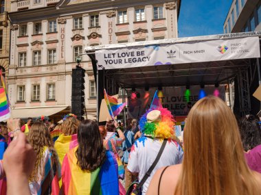 Prag, Çek Cumhuriyeti - 12 Ağustos 2023: Prag Onur Festivali Geçidi. Festivalin ana sahnesi ve seyircileri