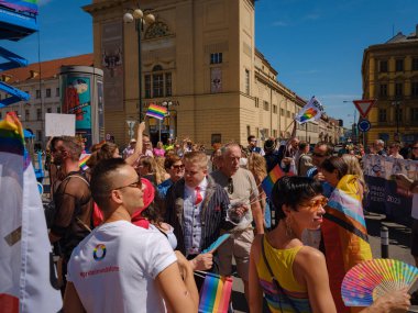 Prag, Çek Cumhuriyeti - 12 Ağustos 2023: Eski şehir merkezinde gurur ayı. Prag Onur Festivali Geçidi. Festivale farklı kostümlerle katılanlar, törenin başlangıcı