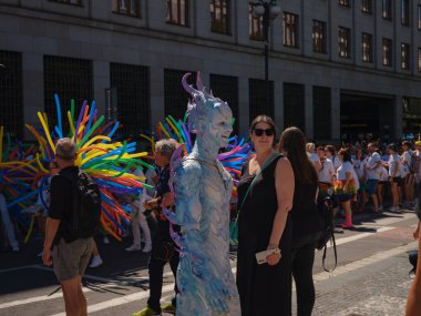 Prag, Çek Cumhuriyeti - 12 Ağustos 2023: Eski şehir merkezinde gurur ayı. Prag Onur Festivali Geçidi. Festivale farklı kostümlerle katılanlar, törenin başlangıcı