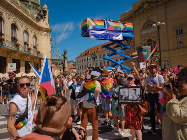 Prag, Çek Cumhuriyeti - 12 Ağustos 2023: Eski şehir merkezinde gurur ayı. Prag Onur Festivali Geçidi. Festivale farklı kostümlerle katılanlar, törenin başlangıcı