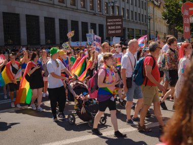 Prag, Çek Cumhuriyeti - 12 Ağustos 2023: Prag Onur Festivali Geçidi. Prag tarihi merkezindeki en eski şehir kapılarından biri olan Ortaçağ Toz Kulesi 'ndeki geçit töreninin başlangıcı.