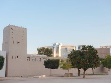 Abu Dabi şehrinin ünlü simgeleri, günbatımından sonra modern Qasr al Hosn miras müzesi.