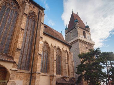 Perchtoldsdorf, Avusturya - 22 Temmuz 2023 Pfarrkirche hl. Augustinus Katolik Kilisesi, 15. ve 16. yüzyılda inşa edilmiş. Perchtoldsdorf kasabası, Moedling bölgesi, Aşağı Avusturya.