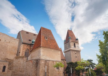 Perchtoldsdorf, Avusturya - 22 Temmuz 2023 Pfarrkirche hl. Augustinus Katolik Kilisesi, 15. ve 16. yüzyılda inşa edilmiş. Perchtoldsdorf kasabası, Moedling bölgesi, Aşağı Avusturya.