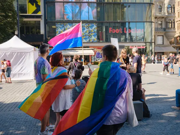 Prag, Çek Cumhuriyeti - 12 Ağustos 2023: Prag Onur Festivali Geçidi. Gökkuşağı ve diğer LGBTQ özellikleri ile parlak ve mutlu geçit ziyaretçileri