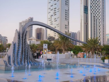 Abu Dabi, BAE - 11 Ocak 2024: Reem Central Park - Al Reem Adası 'ndaki kamusal alanlar ve alanlar
