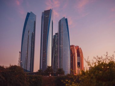 Abu Dabi, BAE - 13 Ocak 2024: Abu Dabi 'deki kurucular anıtı ve Etihad kuleleri. Modern mimari. Yıldızların parladığı akşam vakti.