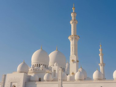 Abu Dabi, BAE - 14 Ocak 2024: Büyük Cami veya Şeyh Zayed Büyük Camii ülkenin en büyük camii, günlük, Cuma ve Kurban namazları için en önemli ibadethane. Popüler turizm merkezi