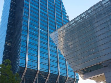 Abu Dabi, BAE - 11 Ocak 2024: El-Maryah Adası 'ndaki Abu Dabi Global Market' te binalar ve detaylar, kamusal alanlar. Abu-Dabi 'nin finans merkezi.