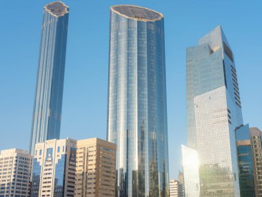 Abu Dabi 'de modern görünümlü parkı olan bir şehir silueti. Modern Qasr al Hosn Miras Müzesi ve modern gökdelenler. Abu Dabi şehrinin ünlü simgeleri,