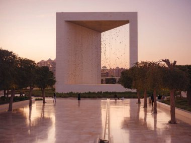 Abu Dabi, BAE - 13 Ocak 2024: Abu Dabi 'deki kurucular anıtı ve Etihad kuleleri. Modern mimari. Yıldızların parladığı akşam vakti.