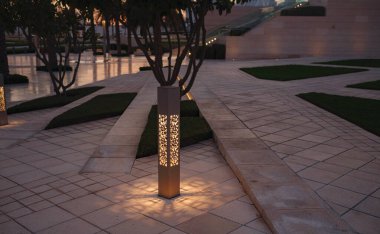 Abu Dabi, BAE - 14 Ocak 2024: Wahat Al Karama 'nın akşam manzarası veya Haysiyet Oasis. Bölgede modern ışık ile park