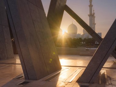 Abu Dabi, BAE - 14 Ocak 2024: Wahat Al Karama 'nın akşam manzarası veya Haysiyet Oasis. Abu Dabi 'de görev sırasında öldürülen tüm Emiratilerin anısına yapılan savaş anıtı ve anıtı.