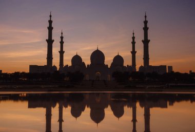 Abu Dabi, BAE - 14 Ocak 2024: Büyük Cami veya Şeyh Zayed Büyük Camii ülkenin en büyük camii, günlük, Cuma ve Kurban namazları için en önemli ibadethane. Popüler turizm merkezi